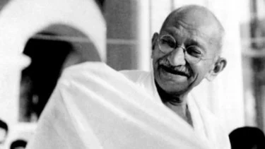 महात्मा गांधी की जीवनी: सत्य, अहिंसा और स्वतंत्रता संग्राम की पूरी कहानी
