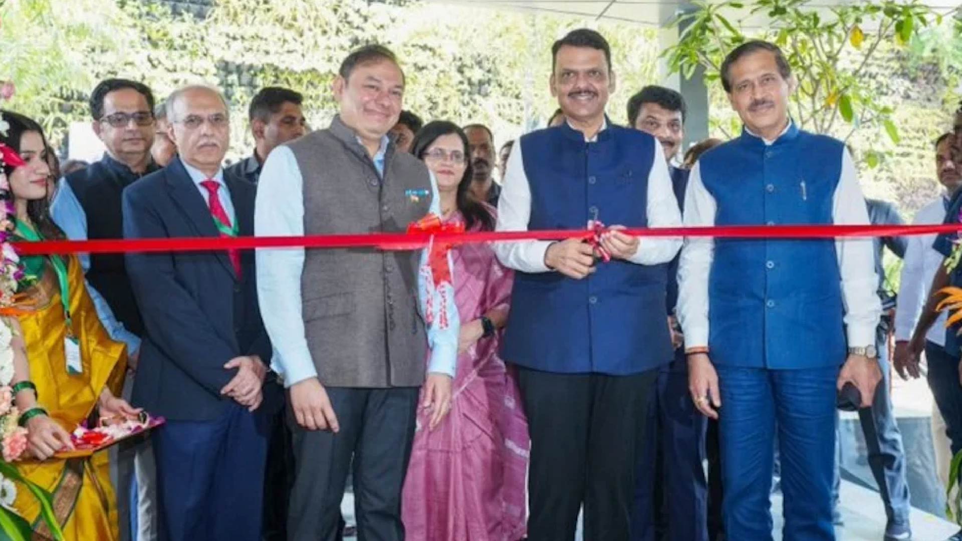 CM फडणवीस ने धारावी में 22,500 वर्ग फुट के एक्सपीरियंस सेंटर का किया उद्घाटन