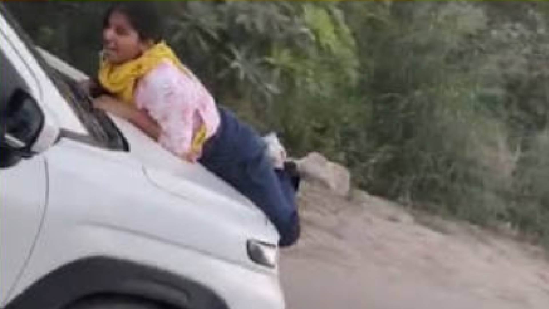 मेरठ में पति ने कार दौड़ाई, बोनट पर लटकी पत्नी; पति और महिला गिरफ्तार