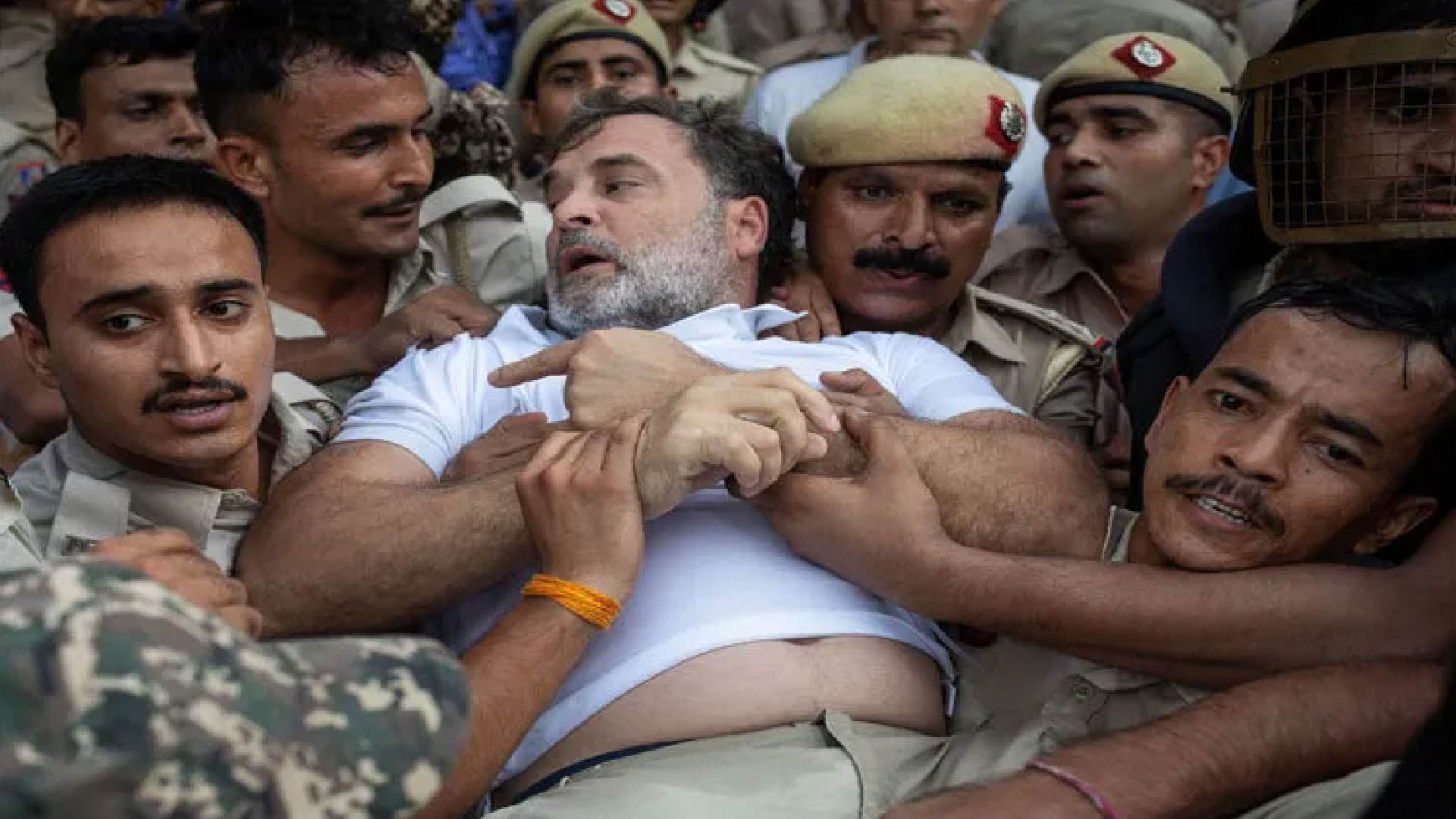 राहुल गांधी को दिल्ली पुलिस ने हिरासत में लिया, बस में बैठाने के दौरान दिखी खींचतान