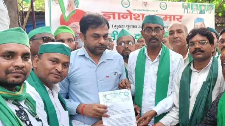 फर्रुखाबाद में किसानों ने मुख्य चुनाव आयुक्त के इस्तीफे की मांग उठाई, SIR के खिलाफ सौंपा ज्ञापन