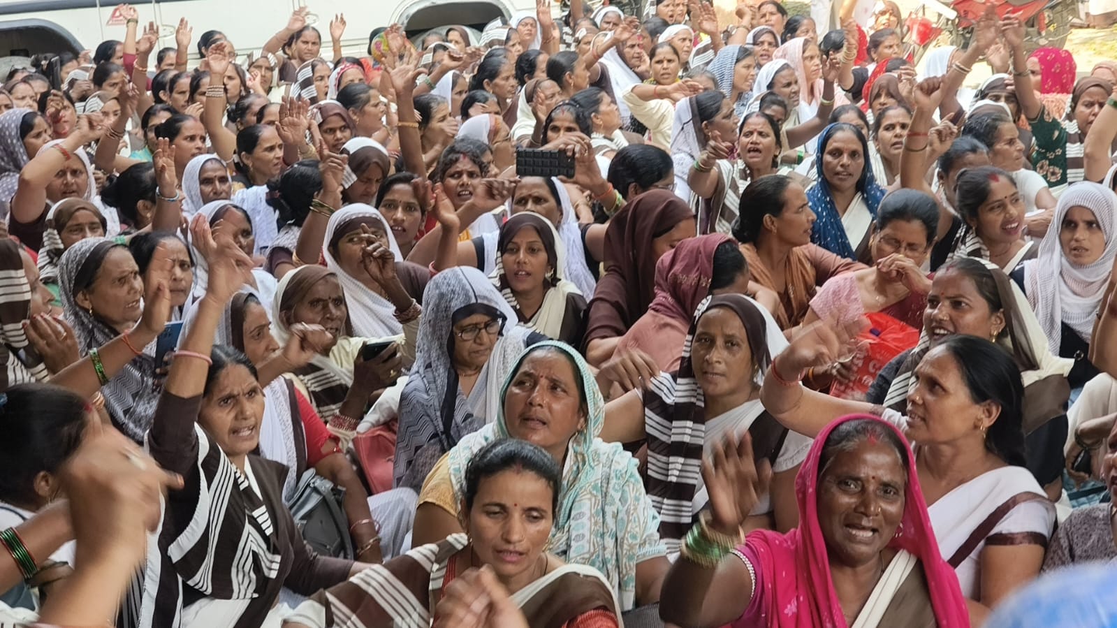 फर्रुखाबाद में आशा संगिनी और संविदा कर्मचारियों का आंदोलन तेज, मानदेय बढ़ाने व राज्य कर्मचारी का दर्जा देने की मांग