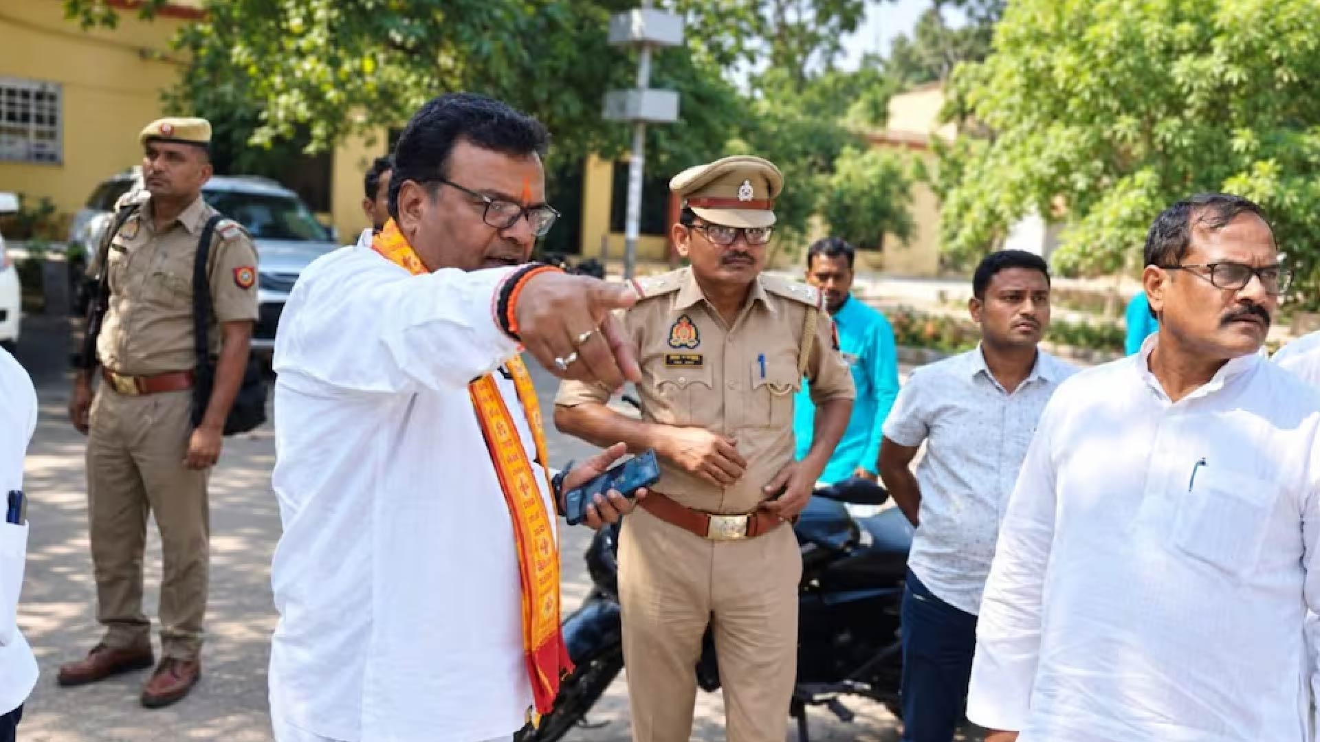 कौशांबी में BJP जिलाध्यक्ष और SP कार्यकर्ता के बीच विवाद, पुलिस अधिकारी से गाड़ी को लेकर हुई बहस