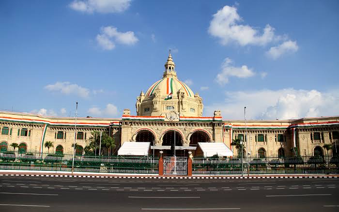 2027 यूपी विधानसभा चुनाव: योगी बनाम अखिलेश की लड़ाई में किसका पलड़ा भारी? जानिए पूरा सियासी गणित