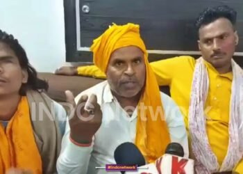 कथावाचक मुकुट मणि और संतराम यादव के फर्जी आधार कार्ड और जाति छिपाने पर गिरफ्तारी वारंट जारी