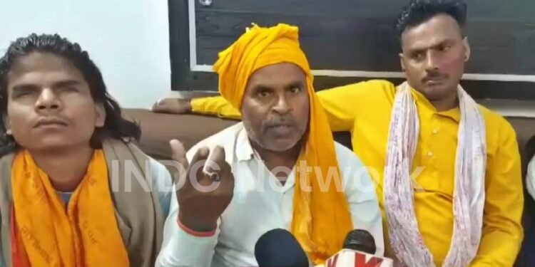 कथावाचक मुकुट मणि और संतराम यादव के फर्जी आधार कार्ड और जाति छिपाने पर गिरफ्तारी वारंट जारी