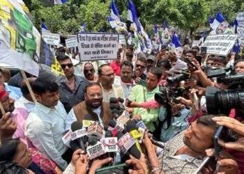 स्वामी प्रसाद मौर्य ने किया स्कूल मर्जर का विरोध, राज्यपाल को सौंपा पांच मांगों वाला ज्ञापन