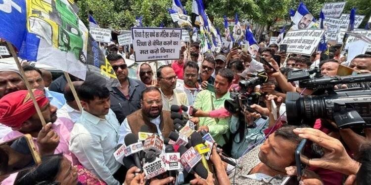 स्वामी प्रसाद मौर्य ने किया स्कूल मर्जर का विरोध, राज्यपाल को सौंपा पांच मांगों वाला ज्ञापन
