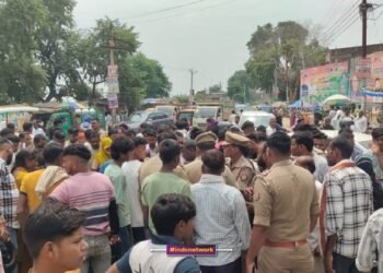 आगरा में मजदूर की मौत पर सड़क जाम, पुलिस-प्रदर्शनकारियों में भिड़ंत और लाठीचार्ज