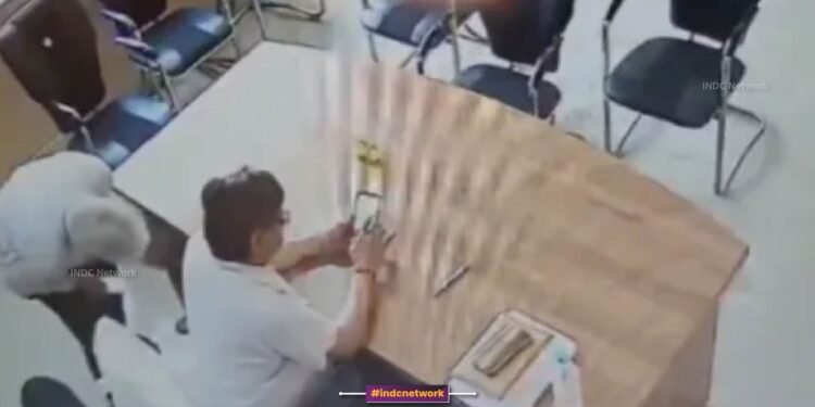 औरैया : उत्तर प्रदेश के एसडीएम मुश्किल में, वायरल सीसीटीवी वीडियो में कथित रिश्वत लेते दिखे, अधिकारियों ने शुरू की जांच