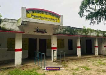 बलरामपुर में स्कूल विलय से अधर में लटकी बच्चों की पढ़ाई, अभिभावक में गहरा आक्रोश