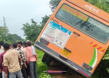 बदायूं में ओवरटेक के दौरान हादसा, रोडवेज बस खंती में गिरी, बाल-बाल बचे यात्री