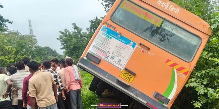 बदायूं में ओवरटेक के दौरान हादसा, रोडवेज बस खंती में गिरी, बाल-बाल बचे यात्री