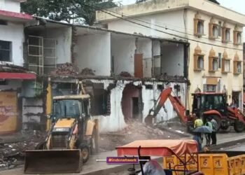 चित्रकूट में फोरलेन के रास्ते में अतिक्रमण पर चला बुलडोजर, नेताओं पर भी कार्रवाई