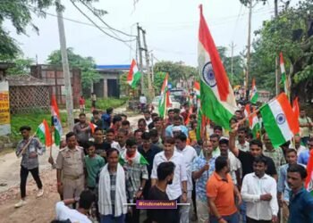 स्वतंत्रता दिवस से पहले एटा में तिरंगा यात्रा, वीरों के बलिदान को किया नमन