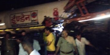 फर्रुखाबाद : इटावा-बरेली हाईवे पर डंपर और गैस कैप्सूल टैंकर की भिड़ंत, एक की मौत दो घायल