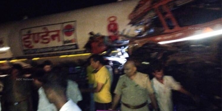 फर्रुखाबाद : इटावा-बरेली हाईवे पर डंपर और गैस कैप्सूल टैंकर की भिड़ंत, एक की मौत दो घायल