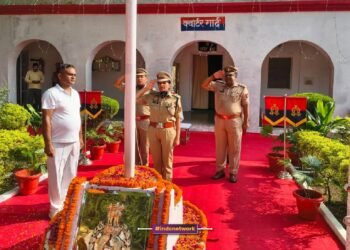 फर्रुखाबाद में 79वां स्वतंत्रता दिवस, पुलिस अधीक्षक ने फहराया तिरंगा और दिलाई शपथ