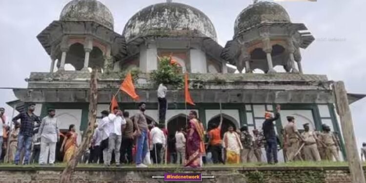 फतेहपुर में धार्मिक विवाद के बीच मकबरे पर हमला, भाजपा और हिंदू संगठनों के लोग शामिल