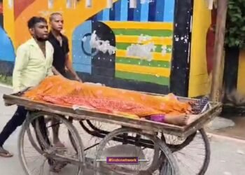 फिरोजाबाद : ठेले पर लाए मरीज की तस्वीर ने फिर उठाए स्वास्थ्य व्यवस्था पर सवाल