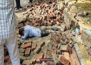 गोरखपुर में हादसा, दीवार गिरने से एक की मौत और कई घायल