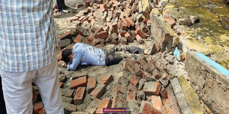गोरखपुर में हादसा, दीवार गिरने से एक की मौत और कई घायल