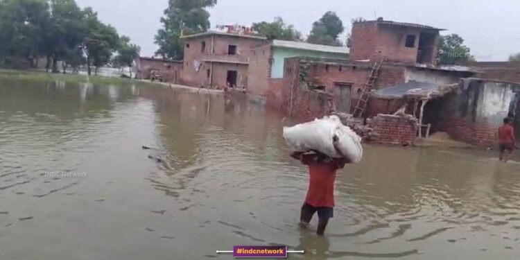 यूपी में बाढ़ का प्रकोप, कासगंज के गांव डूबे, ग्रामीणों का पलायन जारी
