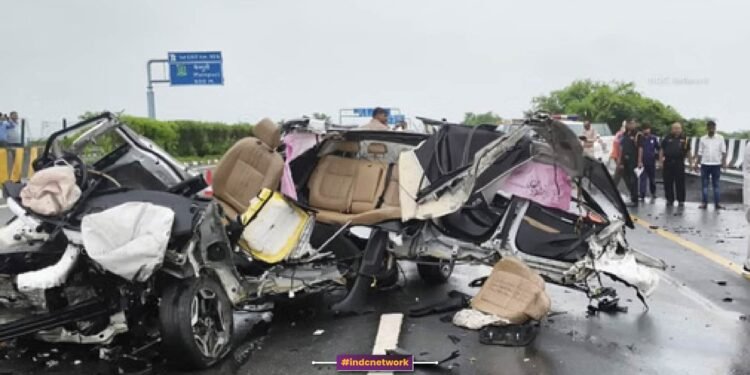 मैनपुरी : तेज रफ्तार कार डिवाइडर से टकराई, परखच्चे उड़ गए, दो की मौत और दो गंभीर घायल