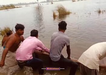 फर्रुखाबाद में बड़ा हादसा टला: गंगा में स्कूली बच्चों से भरी नाव अचानक पलटी