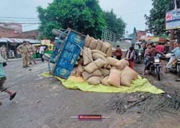 फर्रुखाबाद : सड़क के गड्डों की वजह से मक्का से भरा ट्रैक्टर पलटा, बड़ी दुर्घटना टली बाल-बाल बचे लोग