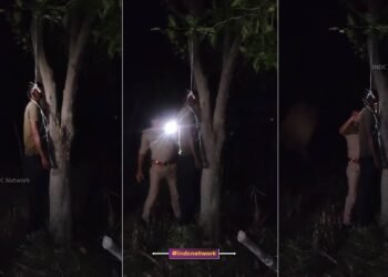 देर रात मृतक युवक के पास जाँच करते हुए पुलिसकर्मी