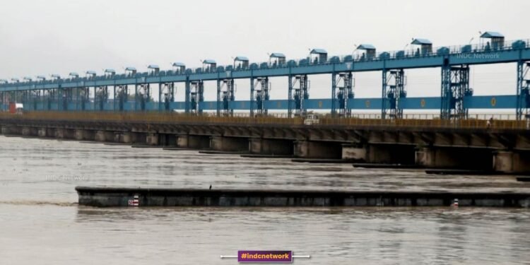 बिजनौर में गंगा तटबंध टूटने से 15 गांव जलमग्न खतरे में, हाईवे बंद, राहत कार्रवाई तेज