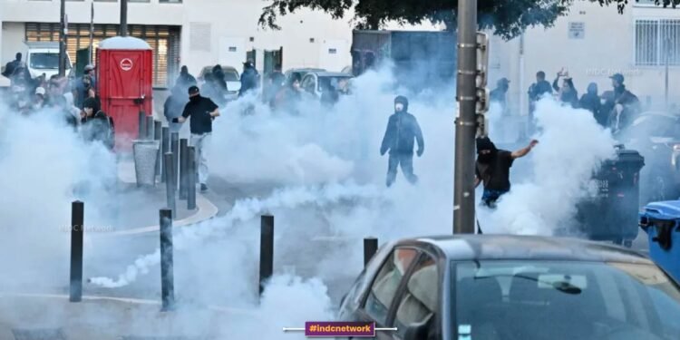 फ्रांस में राजनीतिक अस्थिरता के बीच हजारों लोग सड़कों पर उतरे और पुलिस से भिड़ गए।