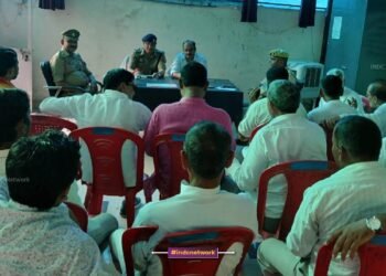 पुलिसकर्मी आयोजकों से बात करते हुए