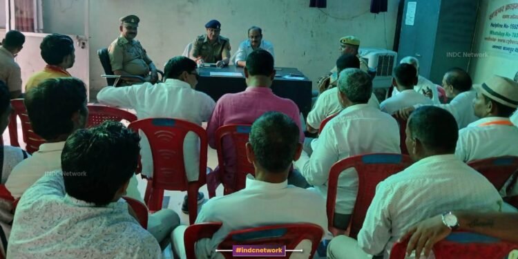 पुलिसकर्मी आयोजकों से बात करते हुए