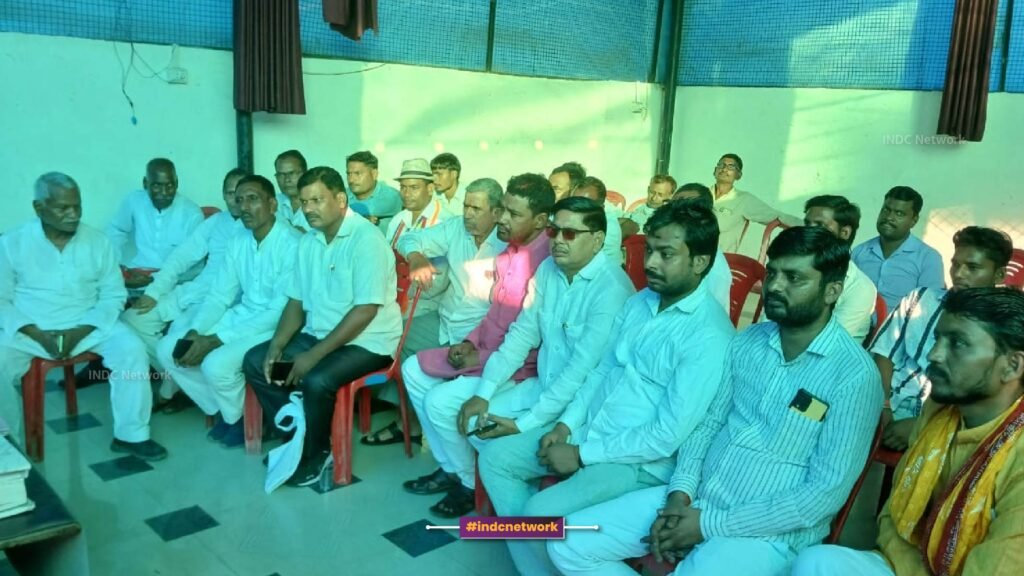 पुलिसकर्मी आयोजकों से बात करते हुए