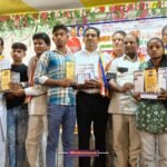 कठेरिया समाज कल्याण समिति मेधावियों को सम्मानित करते हुए