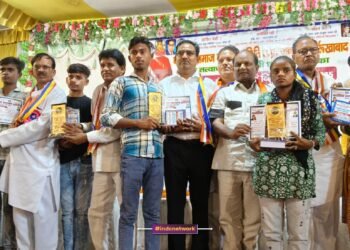 कठेरिया समाज कल्याण समिति मेधावियों को सम्मानित करते हुए