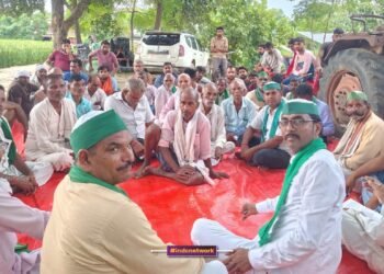 गाँव में किसानों के जिलाध्यक्ष के साथ अन्य कार्यकर्त्ता