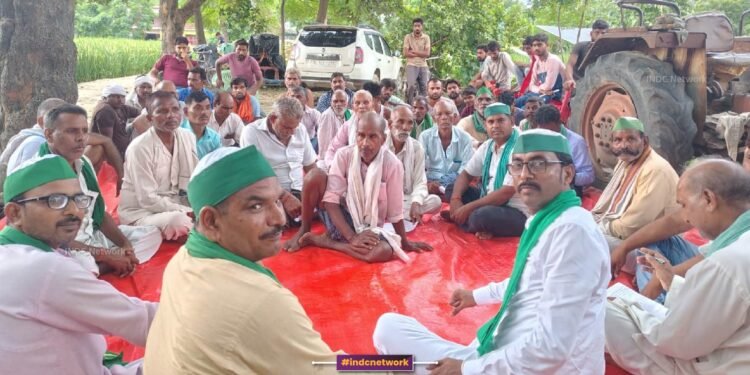 गाँव में किसानों के जिलाध्यक्ष के साथ अन्य कार्यकर्त्ता