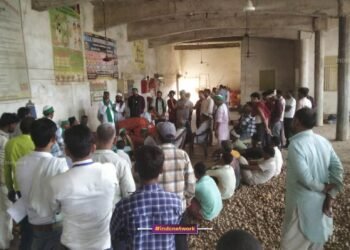 जन संपर्क करते हुए किसान नेता