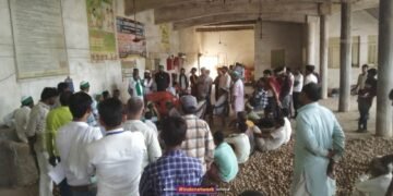 जन संपर्क करते हुए किसान नेता