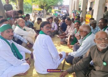 गाँव में किसानों के जिलाध्यक्ष के साथ अन्य कार्यकर्त्ता