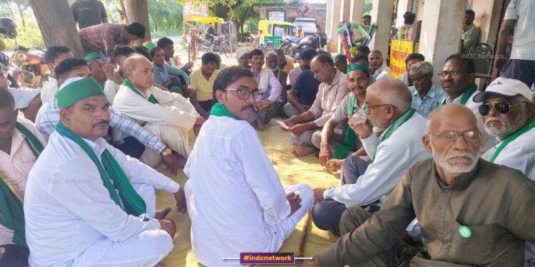 गाँव में किसानों के जिलाध्यक्ष के साथ अन्य कार्यकर्त्ता