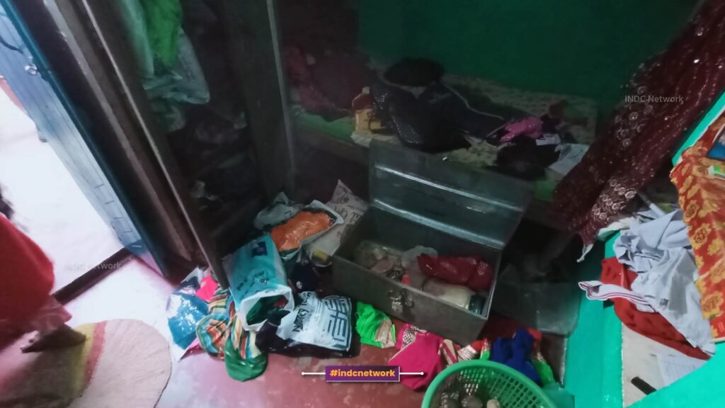 चोरी के बाद बिखरा पड़ा सामान