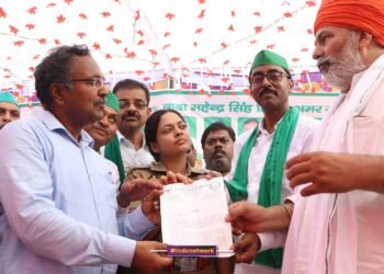 अधिकारियों को ज्ञापन सौंपते हुए किसान नेता