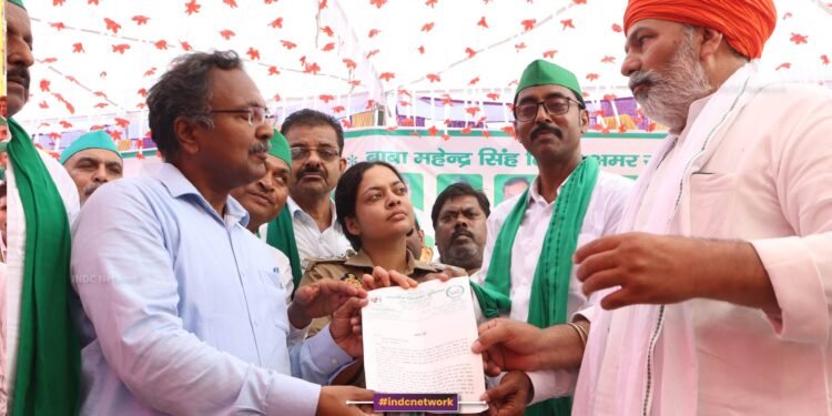अधिकारियों को ज्ञापन सौंपते हुए किसान नेता