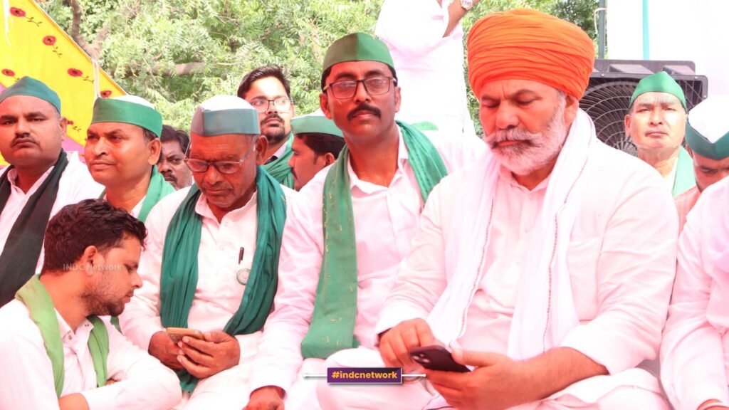 मंच पर उपस्थित किसान नेता