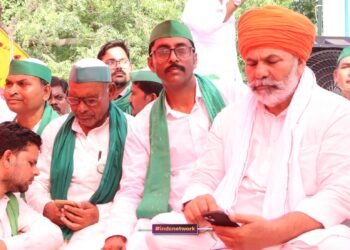 मंच पर उपस्थित किसान नेता