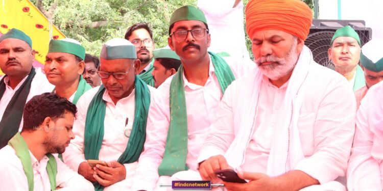 मंच पर उपस्थित किसान नेता